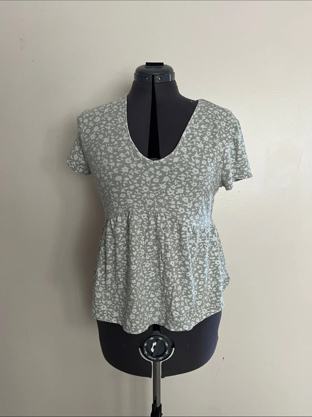No Boundaries Sage Floral Peplum V-Neck Top - Picture 1 of 4